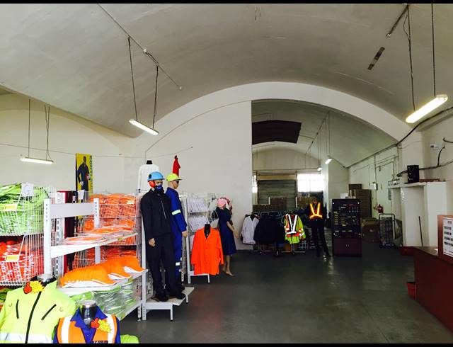 1,444M² FACTORY TO LET IN PAARDEN EILAND